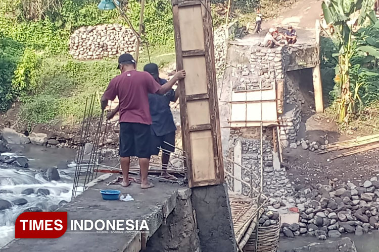 Warga Maron Probolinggo Gotong Royong Bangun Jembatan Darurat
