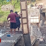 Warga Maron Probolinggo Gotong Royong Bangun Jembatan Darurat
