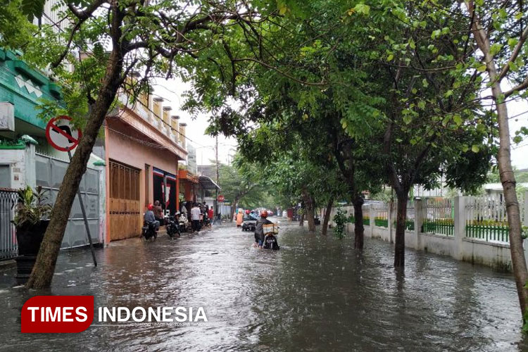 Sejumlah Titik di Kota Kediri Banjir, Mbak Vinanda Turun Langsung Bersihkan Sampah Tutupi Saluran Air