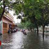 Sejumlah Titik di Kota Kediri Banjir, Mbak Vinanda Turun Langsung Bersihkan Sampah Tutupi Saluran Air