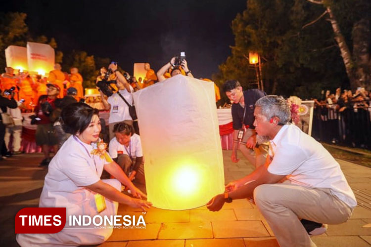 Prosesi pelepasan lampion dalam puncak perayaan Waisak 2025. (FOTO: Hermanto/ TIMES Indonesia)