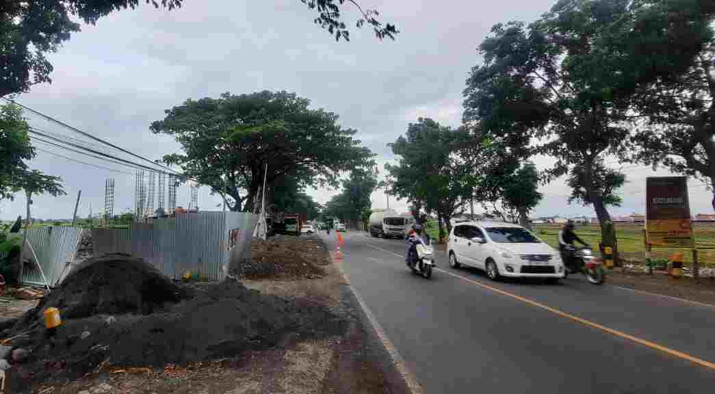 Gapura selamat datang di Kota Kraksaan yang baru sedang dalam proses pengerjaan. (Foto: Abdul Jalil/TIMES Indonesia,)
