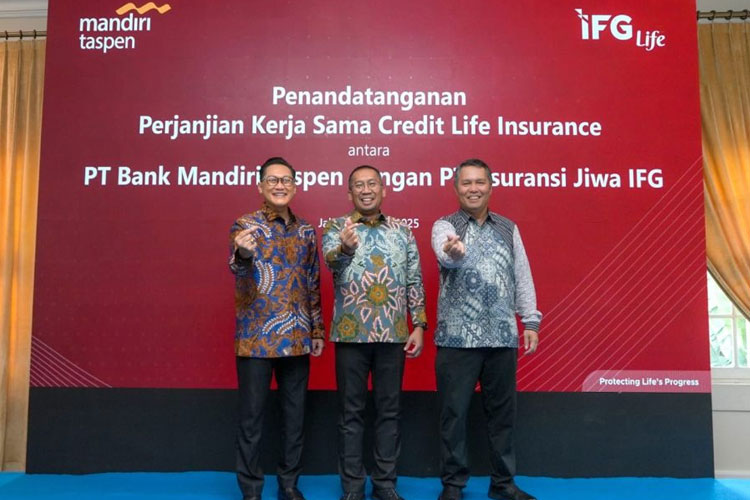 Direksi Bank Mandiri Taspen, dan IFG Life saat melakukan penandatanganan kerja sama, Kamis (15/5/2025).(Dok.Mandiri Taspen)