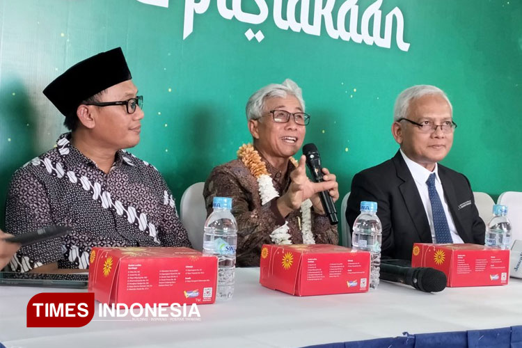 Dwi Soetjipto, Founding Father UISI (Tengah) saat memberikan keterangan pers kepada media. (FOTO: AJP TIMES Indonesia)