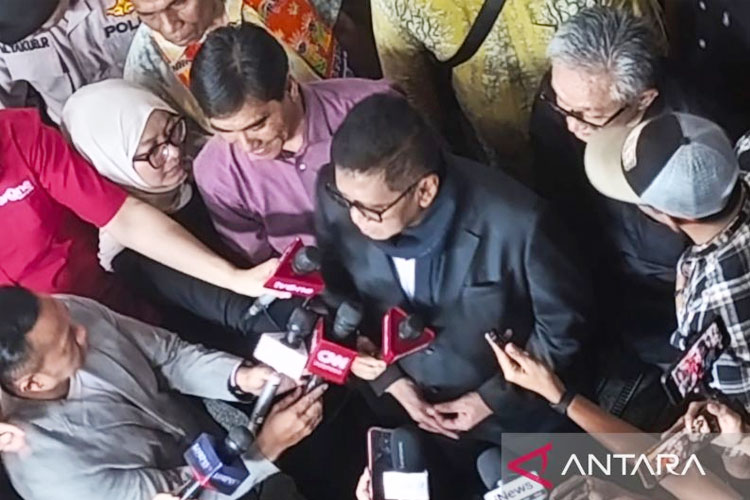 Sekjen DPP PDI Perjuangan Hasto Kristiyanto saat ditemui di sela sidang pemeriksaan saksi di Pengadilan Tipikor Jakarta, Jumat (16/5/2025). (FOTO: ANTARA/Agatha Olivia Victoria)