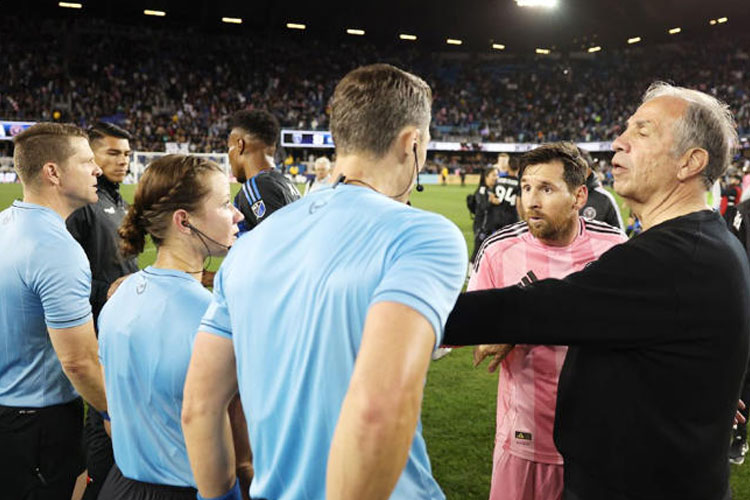 Momen saat pelatih San Jose Earthquakes, Bruce Arena menengahi cekcok mulut antara pemain Inter Miami Lionel Messi dengan wasit usai pertandingan.