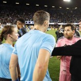 Pelatih Bruce Arena Selamatkan Lionel Messi dari Kartu Merah