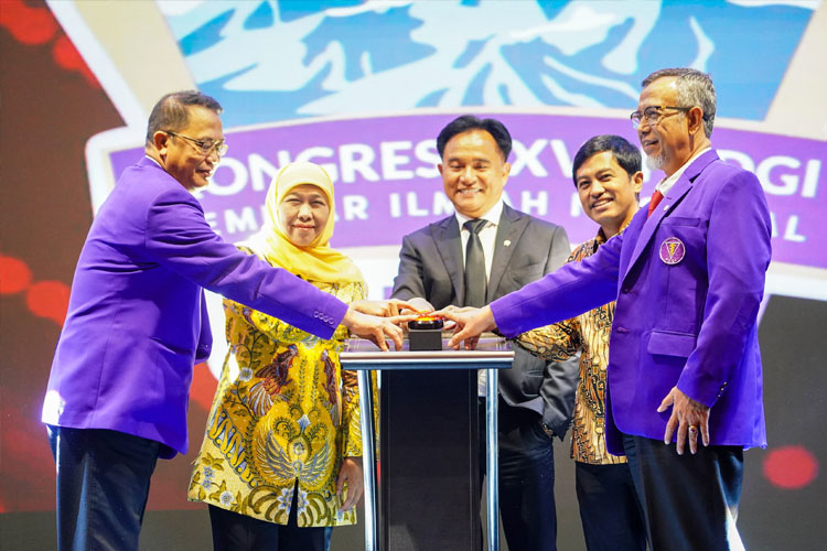 Gubernur Khofifah saat menghadiri pembukaan Kongres Nasional Persatuan Dokter Gigi Indonesia (PDGI) XXVIII Tahun 2025 di Grand City Surabaya, Kamis (15/5/2025). (FOTO: Dok.Humas Pemprov Jatim)