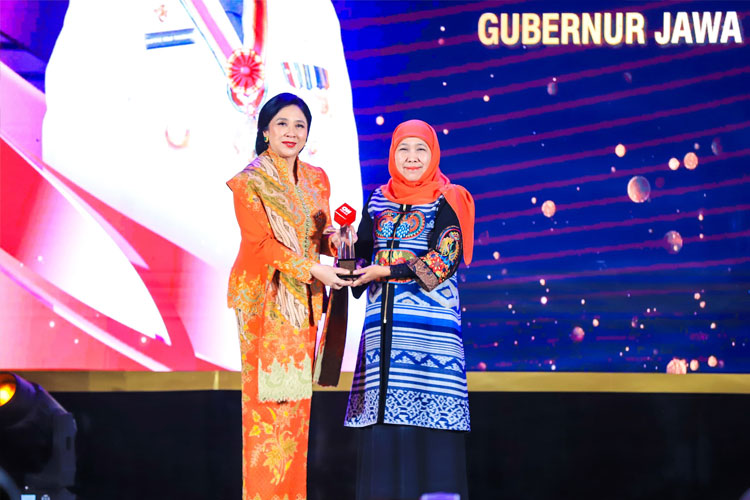 Gubernur Khofifah Terima Penghargaan Leading Women Awards 2025 dari CNN Indonesia