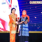 Gubernur Khofifah Terima Penghargaan Leading Women Awards 2025 dari CNN Indonesia