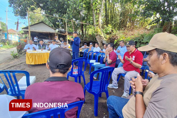 Peresmian Pembukaan Tempat Pembuangan Akhir Randuagung oleh plt. Dinas Lingkungan Hidup Kabupaten Malang, Dr. Ahmad Dzulfikar Nurrahman pada hari Rabu, 14 Mei 2025 (FOTO : Agus Nuraji)