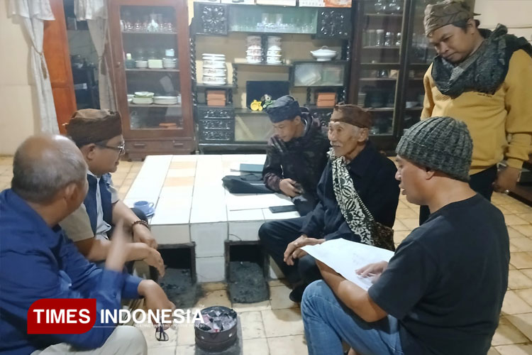 Penulis menemui sesepuh Tengger, Mbah Sis (baju hitam berselempang kain), di Desa Jetak, Sukapura, Probolinggo. Banyak filosofi kebijaksanaan dari sosok berusia 86 tahun ini. (FOTO: Khoirul Anwar/TIMES Indonesia)