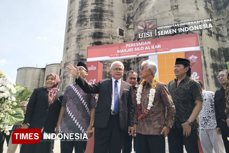 Rektor UISI Herman Sasongko bersama Founding Father UISI Dwi Soetjipto usai peresmian masjid Silo Al-Ilmi. (FOTO: AJP TIMES Indonesia)
