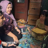 Tersentuh Anak Terkena Polio, Anggota DPRD Gresik Turun Tangan Urus BPJS Kesehatan