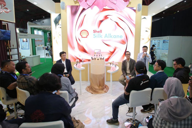Shell Indonesia Perkenalkan Produk Shell Silk Alkane untuk Para Produsen Industri Kecantikan dan Perawatan Pribadi. (FOTO: dok. Shell Indonesia)