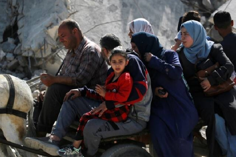 Warga Palestina menaiki kereta yang ditarik hewan saat mereka meninggalkan Kota Gaza pada 16 Mei 2025. (FOTO: Arab News/AFP)
