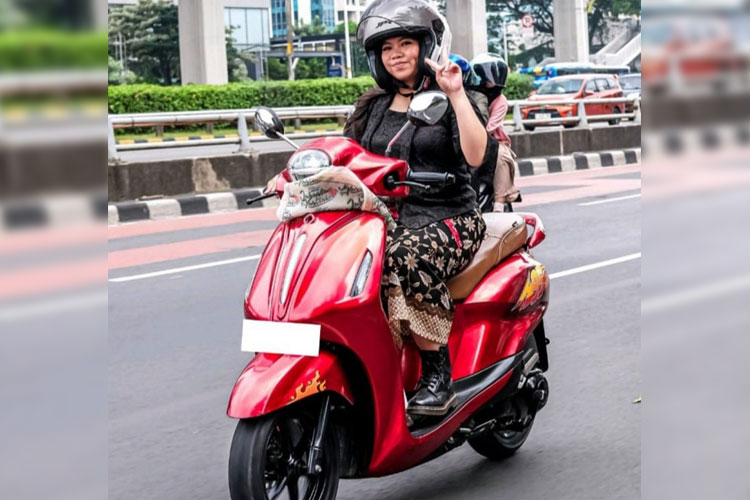 Violita saat mengendarai Yamaha Grand Filano. (FOTO: ist)