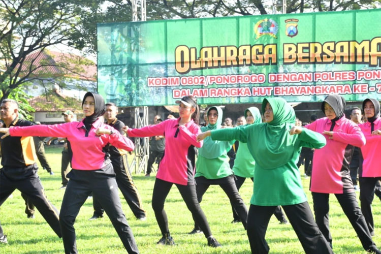 melakukan-senam-bersama-2.jpg