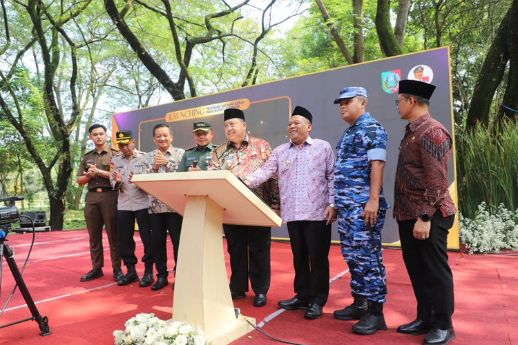 Bupati Jombang Warsubi saat meluncurkan 4 program unggulan 100 hari kerja di Kebon Ratu, Kamis (15/5/2025). (FOTO: Pemkab Jombang)