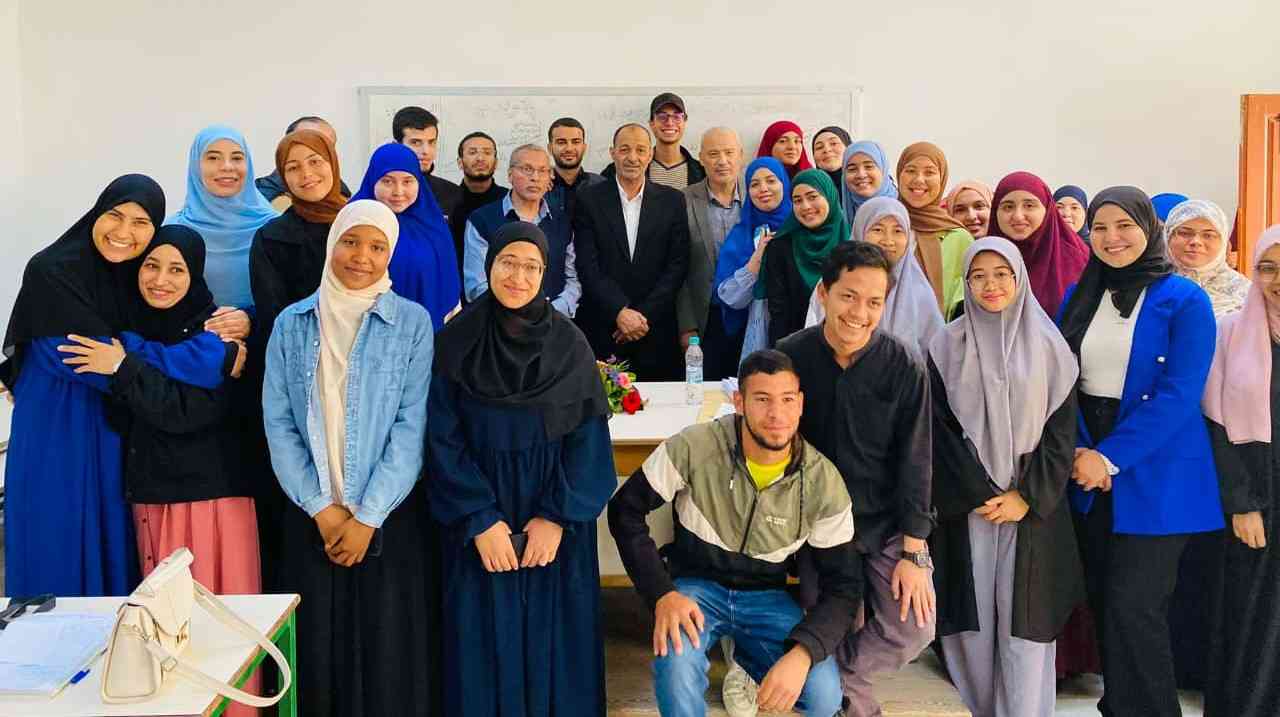 Mahasiswa Universitas Az-Zaitunah Tunisia bergembira saat ujian. (Foto: Fairus/TIMES Indonesia)