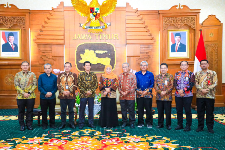 Gubernur Khofifah saat menerima kunjungan Rektor ITS Prof Bambang Pramujati di Gedung Negara Grahadi, Jumat (16/5/2025).(Dok.Humas Pemprov Jatim)