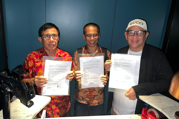 Ketua Umum PWI hasil Kongres Bandung, Hendry Ch Bangun (kiri) dan Ketua Umum PWI hasil KLB Zulmansyah Sekedang (kanan) serta anggota Dewan Pers Dahlan Dahi berfoto bersama sesuai penandatanganan Kesepakatan Jakarta, Jumat (16/5/2025) tengah malam.