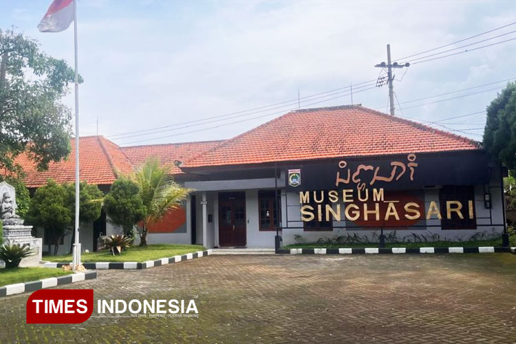 Beberapa Patung dan Topeng yang berada di dalam Museum Singhasari. (FOTO: Yossy Indra/AJP TIMES Indonesia)
