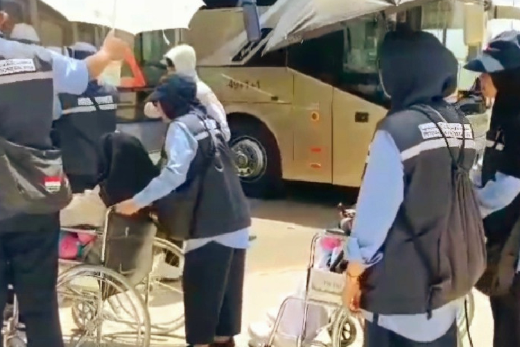 Para petugas memayungi jemaah haji Indonesia yang tiba di Terminal fast track, Madinah.(Foto: Kemenag RI)