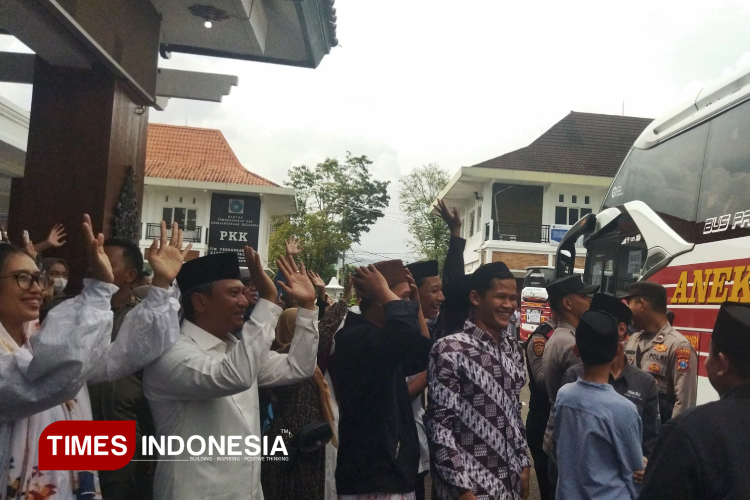 203 Jemaah Haji Pacitan Diberangkatkan, Lansia Jadi Prioritas