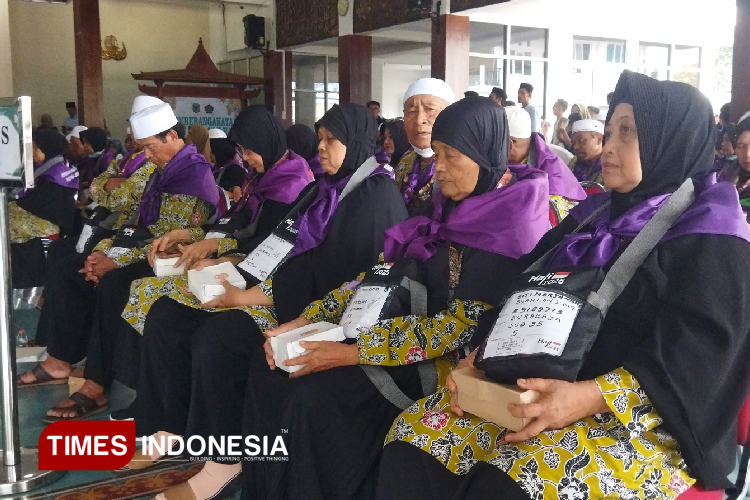 Pemberangkatan-calon-jemaah-haji-di-Pendopo-Kabupaten-Pacitan-c.jpg