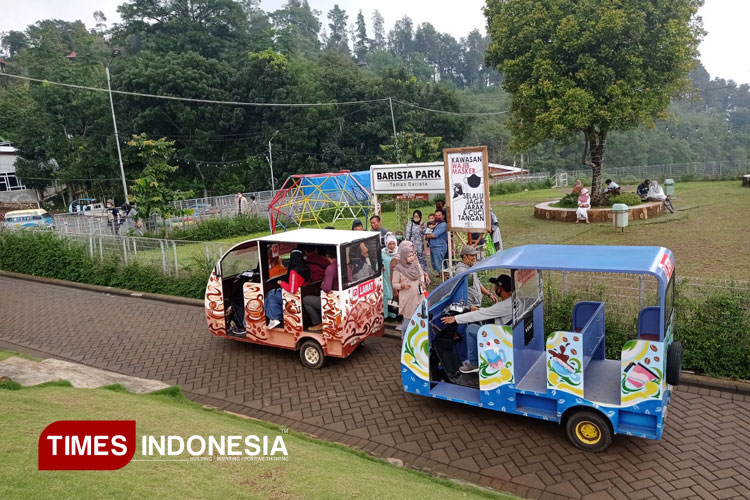 Pengunjung-memadati-area-bermain-anak-2.jpg