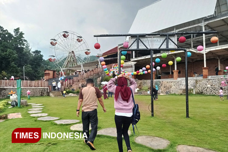 Pengunjung-memadati-area-bermain-anak.jpg