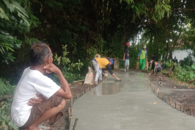 Jalan Setapak yang Tak Lagi Menjebak: Cerita Buruh Tani di Probolinggo