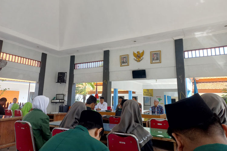 51 Warga Bahagia Terima Beasiswa dan Bantuan Sosial BAZNAS Lamongan