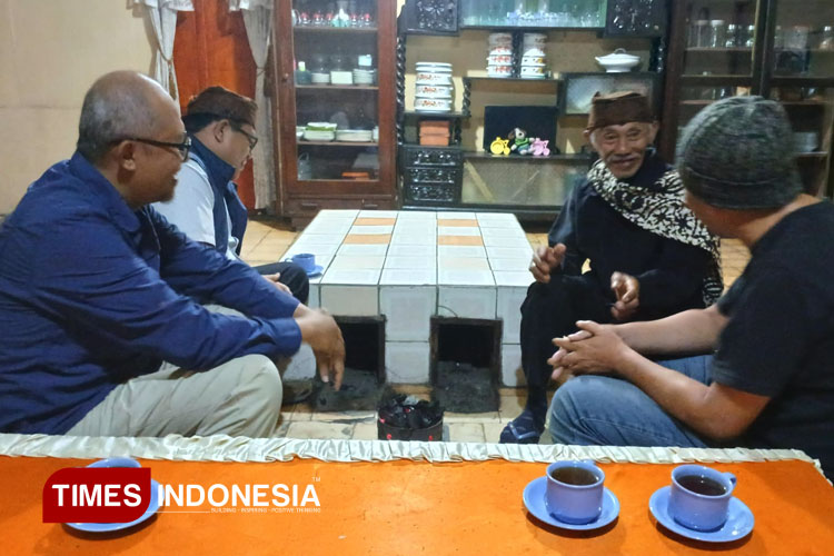 Mbah Sis, sesepuh Tengger, tak pernah lelah memberi pencerahan pada tamu di rumahnya sambil Gegeni. (Foto: Anwar/TIMES Indonesia)