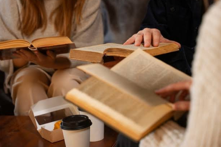 Hari Buku Nasional 2025 dan Refleksi Literasi Indonesia