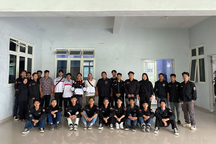 Mahasiswa dan siswa SMK Widya Gama mengikuti pelatihan engine tune up di Laboratorium Teknik Mesin Fakultas Teknik UWG Malang, Sabtu (17/5/2025). (Foto: UWG Malang)