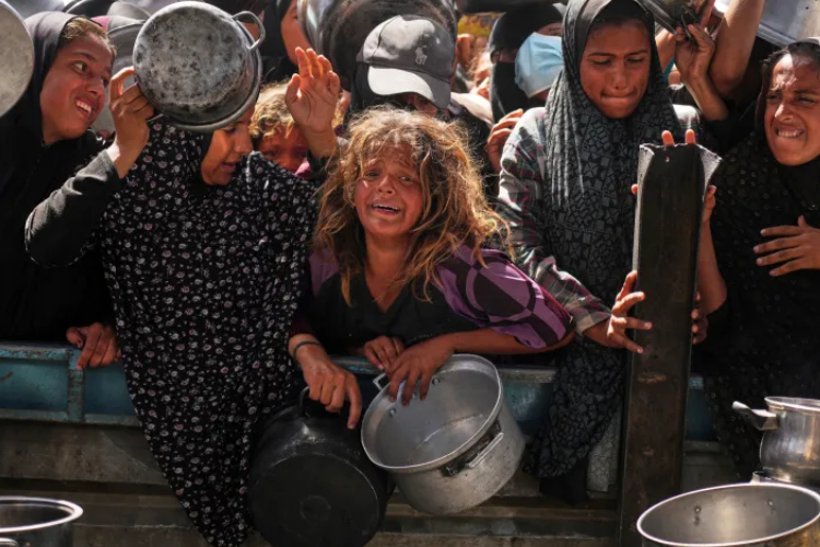 Warga Palestina berjuang mendapatkan sumbangan makanan di dapur umum di Khan Younis, Jalur Gaza, Jumat, 16 Mei 2025. (FOTO A: Al Jazeera/AP)