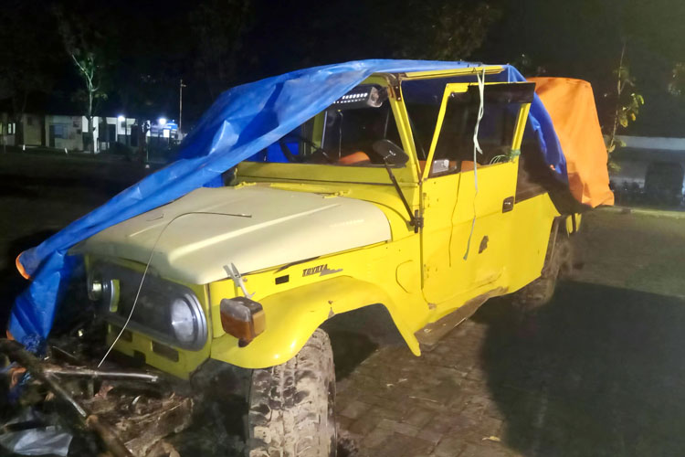 Tampak kondisi mobil Land Cruiser yang mengalami kecelakaan jatuh ke jurang di kawasan menuju Bromo Malang, usai dievakuasi petugas. (Foto: Humas Polres)