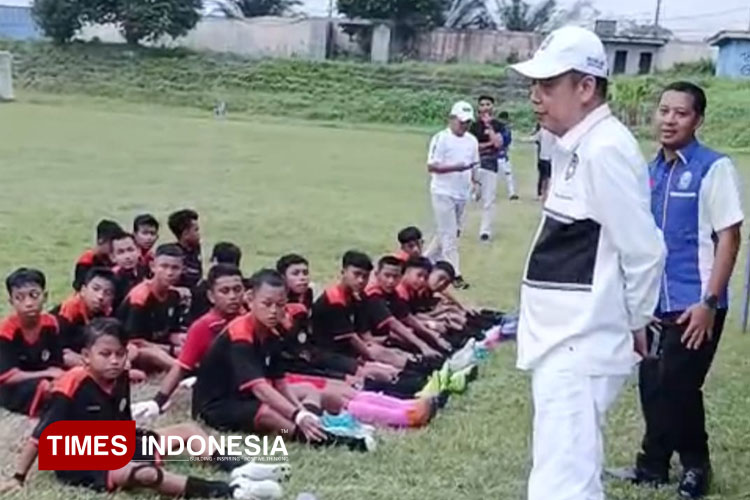 Bangkitkan Semangat Pemain Muda, Ketua Askab PSSI Banyuwangi Sambangi Gelaran Piala Soeratin 2025