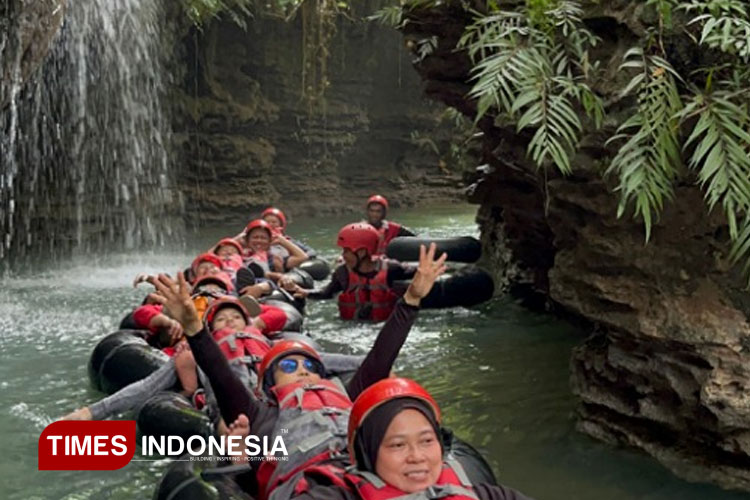 Wisatawan sedang melakukan perjalanan menyusuri sungai Santirah. (Foto : Acep Rifki Padilah/TIMES Indonesia)