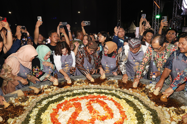 Nostalgia THR-TRS, Pemkot Surabaya Gelar Festival Rujak Uleg 2025