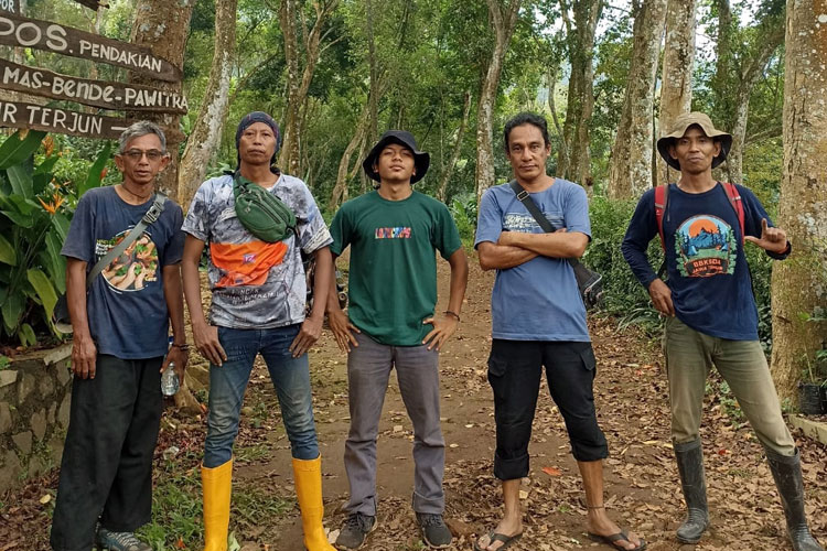 Sambut Hari Lingkungan Hidup, Komunitas IKMSR Tanam Pohon di Lereng Gunung Emas Mojokerto