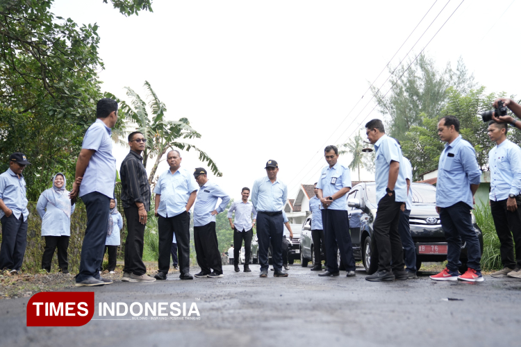 Para-petugas-dari-Dinas-PUPKP-Pemerintah-Kabupaten-Sleman-B.jpg