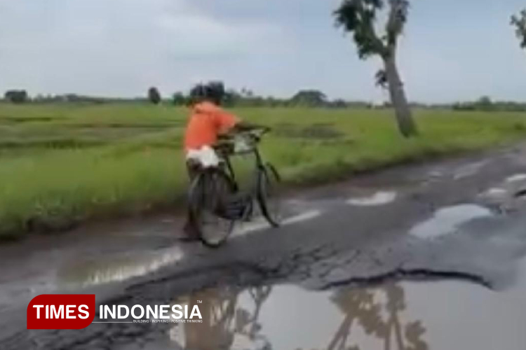 Para-petugas-dari-Dinas-PUPKP-Pemerintah-Kabupaten-Sleman-C.jpg