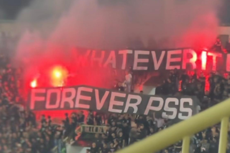 Pertandingan antara PSS Sleman v Persija Jakarta sempat dihentikan karena suporter menyalakan asap flare. (FOTO: Tangkapan layar A Riyadi/TIMES Indonesia)
