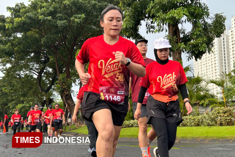 Peserta Vesak Run 5K berlari menempuh rute di sekitar Pakuwon City Surabaya Timur, Minggu (18/5/2025). (Foto: Lely Yuana/TIMES Indonesia)