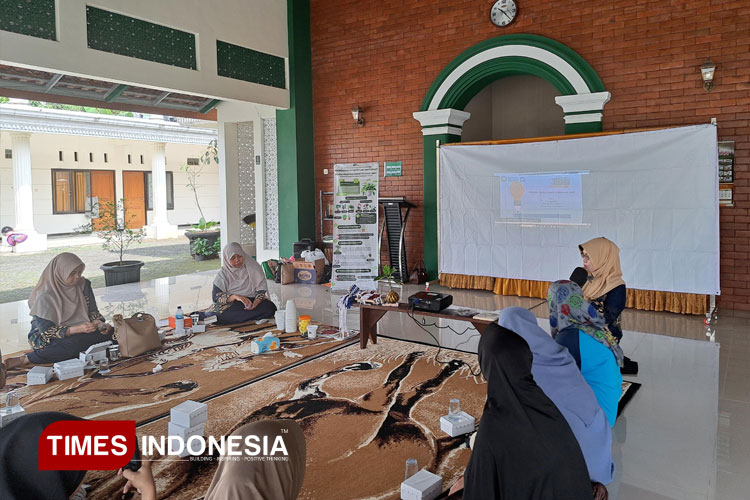 Bekali Santri Keterampilan Wirausaha, Ponpes Manbaul Ulum 2 Malang Gelar Pelatihan Decoupage