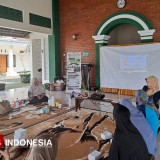 Bekali Santri Keterampilan Wirausaha, Ponpes Manbaul Ulum 2 Malang Gelar Pelatihan Decoupage