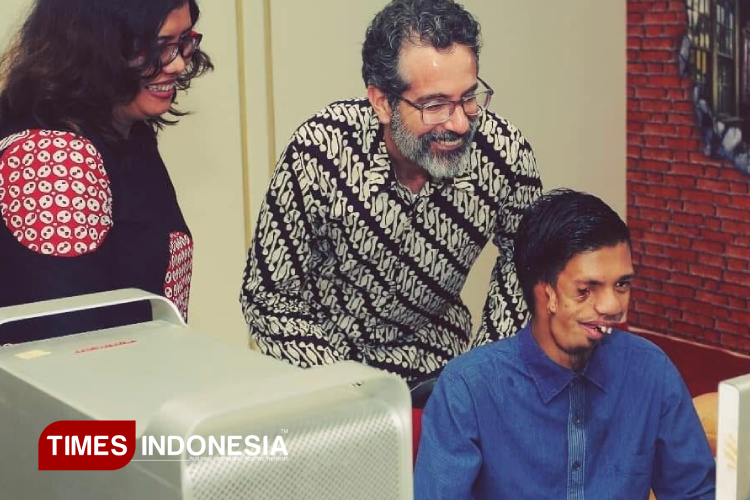 Rahmatulloh-Pemuda-Difabel-Asal-Kediri-Menginsiprasi-Lewat-Desain-Grafis-b.jpg